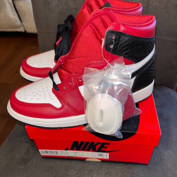 NIB NEW Women’s Air Jordan 1 Retro High OG Satin Sneakers Size 7 - Picture 5 of 6